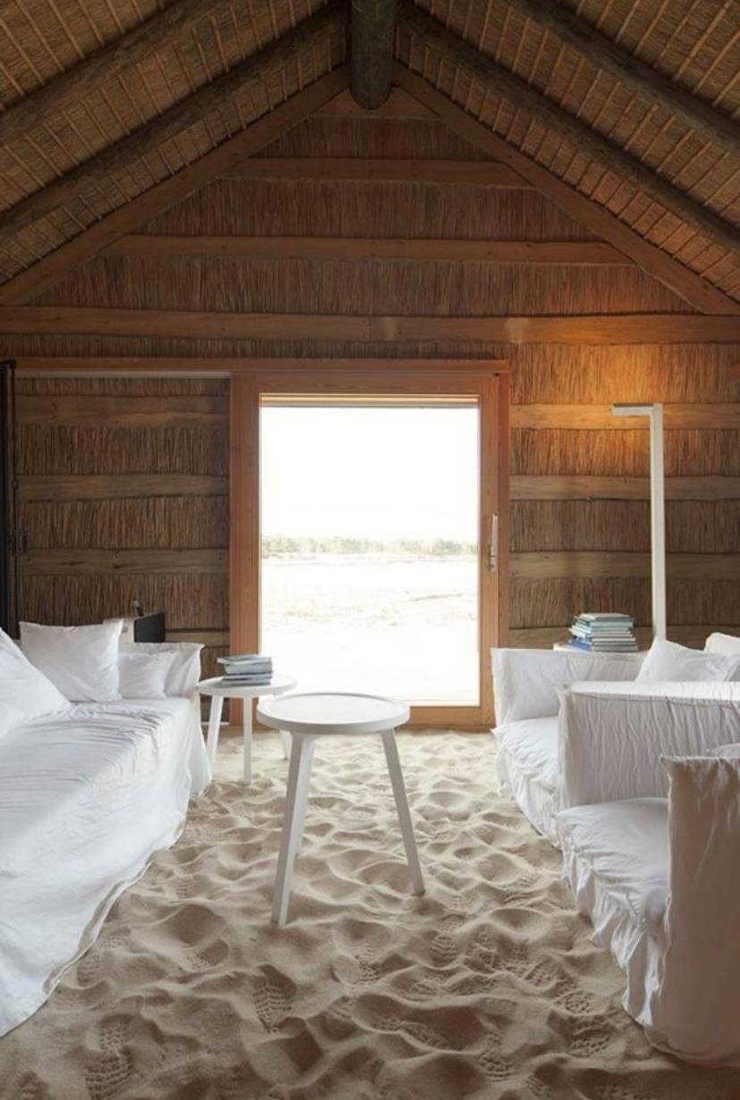 Interno naturale con materiali artigianali e luce calda