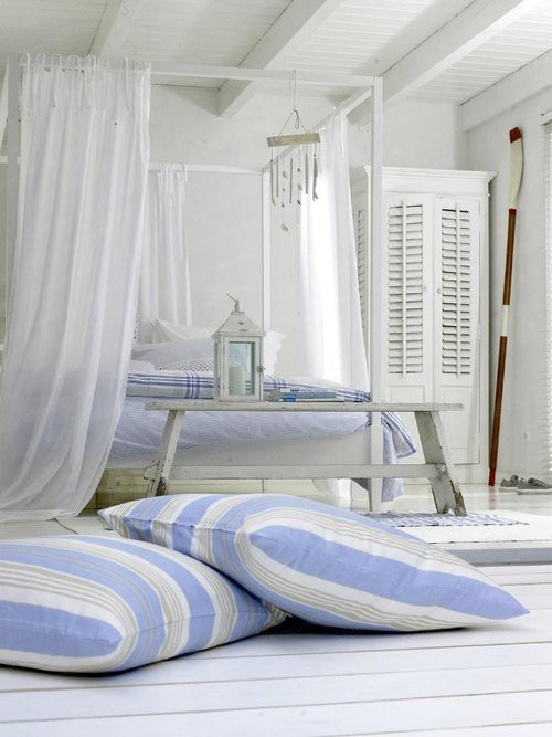 Camera da letto bianca con tendaggi leggeri
