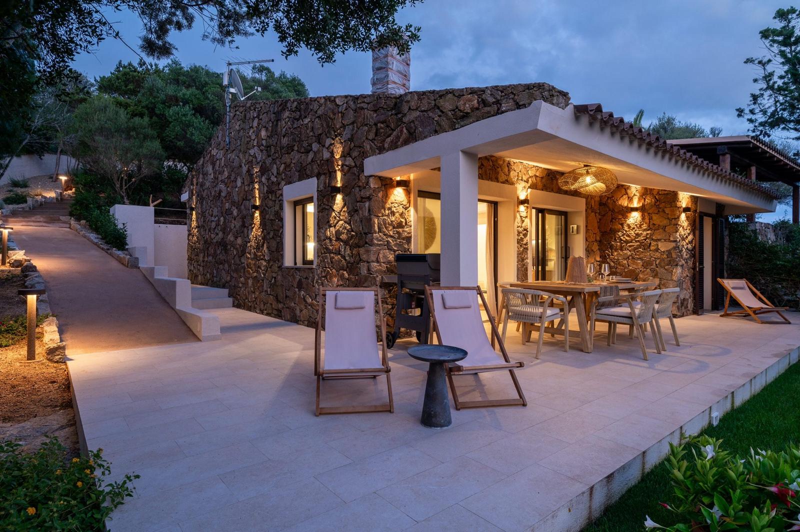 Esterno villa in pietra al tramonto